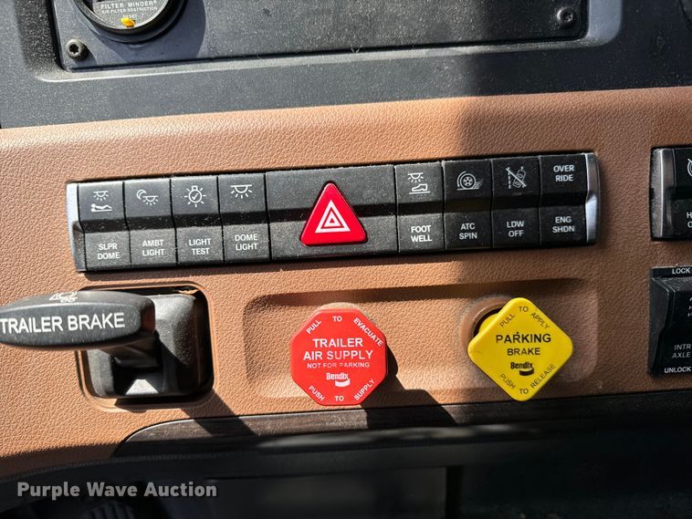 image for item NH9195 2018 Freightliner  Cascadia PT126SLP semi truck