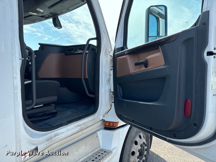 image for item NH9195 2018 Freightliner  Cascadia PT126SLP semi truck