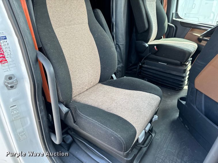 image for item NH9195 2018 Freightliner  Cascadia PT126SLP semi truck