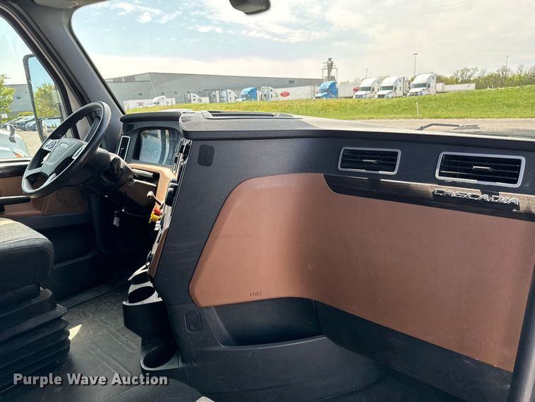 image for item NH9195 2018 Freightliner  Cascadia PT126SLP semi truck