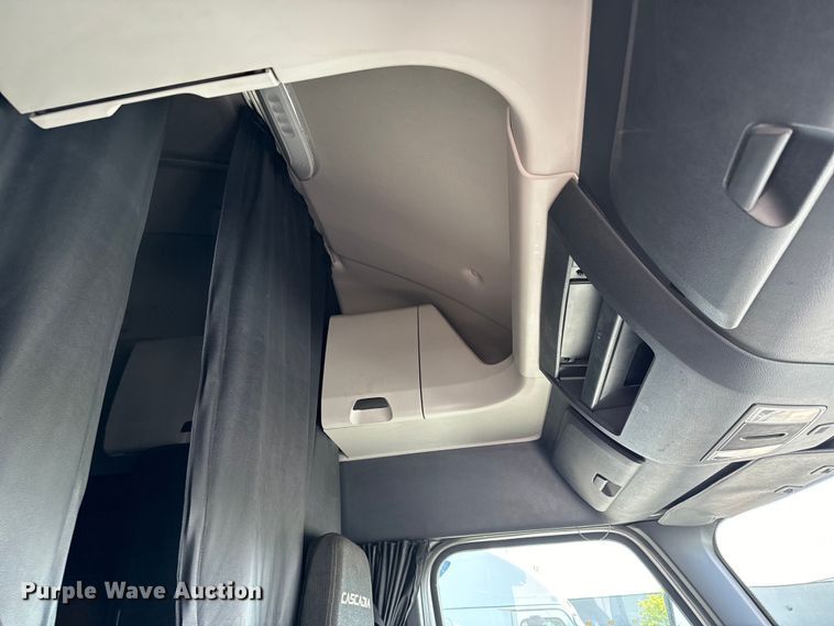 image for item NH9195 2018 Freightliner  Cascadia PT126SLP semi truck