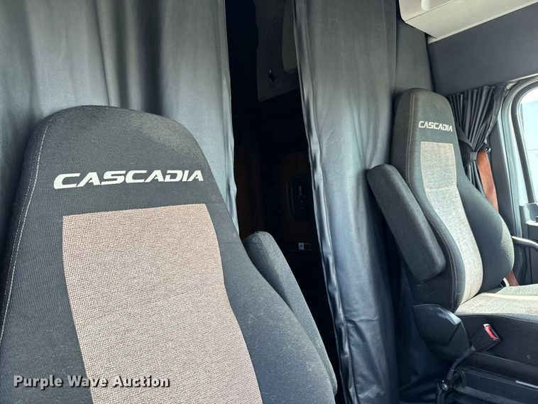 image for item NH9195 2018 Freightliner  Cascadia PT126SLP semi truck