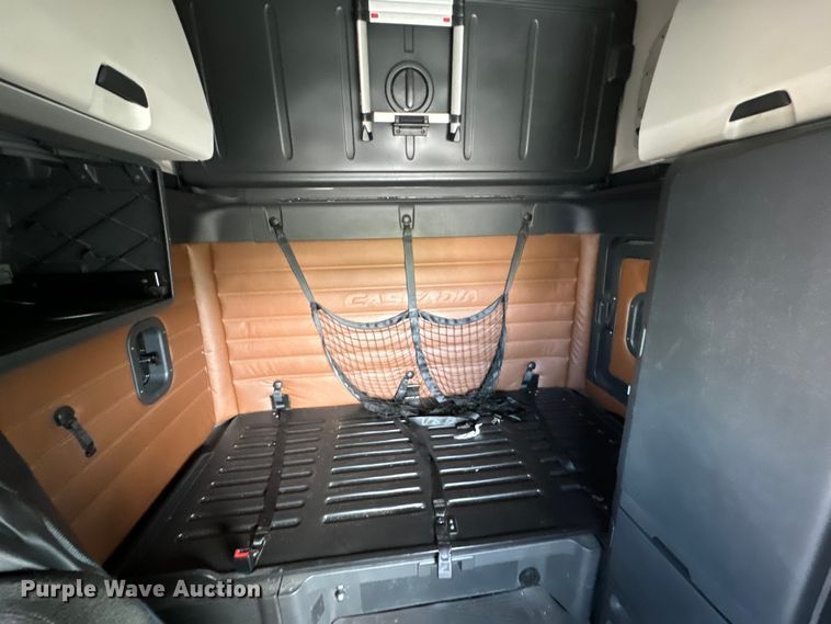 image for item NH9195 2018 Freightliner  Cascadia PT126SLP semi truck