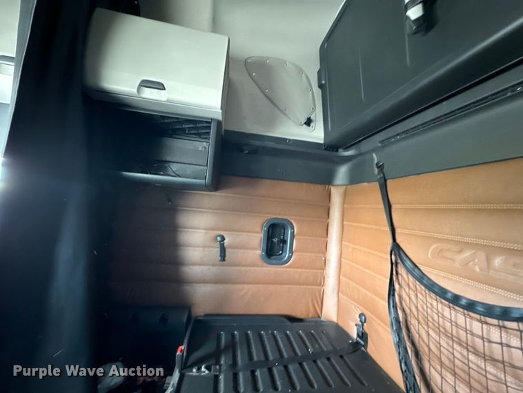 image for item NH9195 2018 Freightliner  Cascadia PT126SLP semi truck