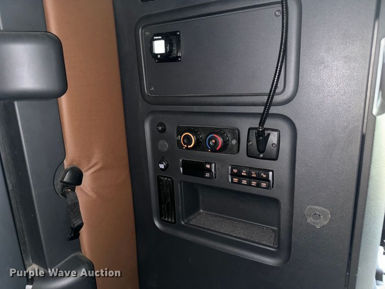 image for item NH9195 2018 Freightliner  Cascadia PT126SLP semi truck