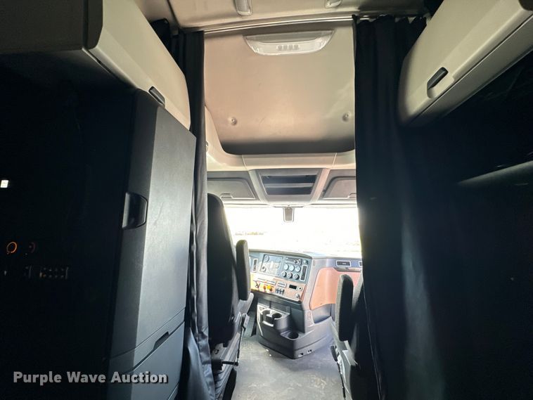 image for item NH9195 2018 Freightliner  Cascadia PT126SLP semi truck