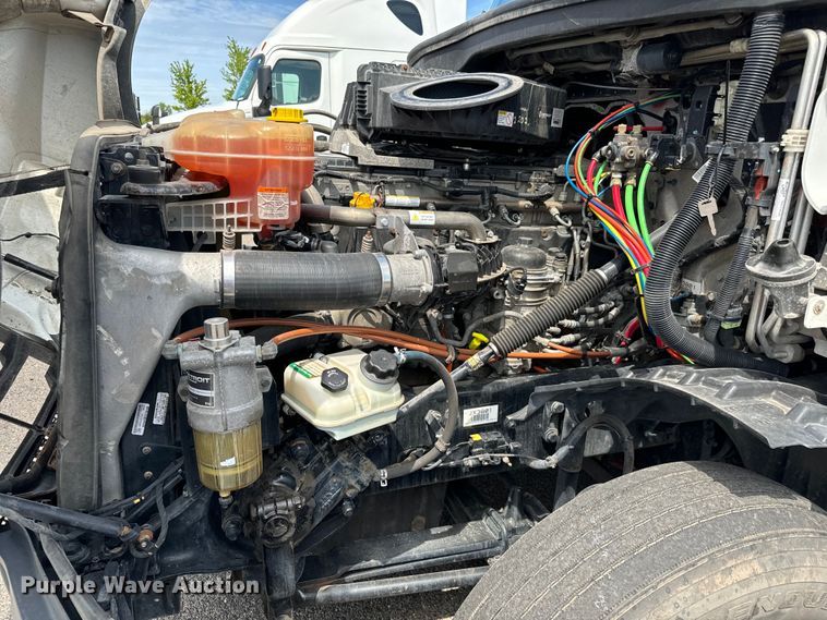 image for item NH9195 2018 Freightliner  Cascadia PT126SLP semi truck