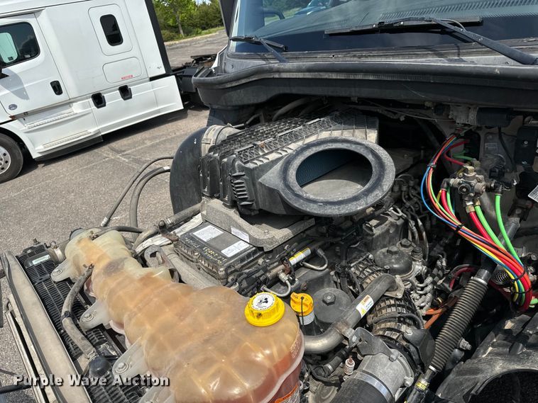 image for item NH9195 2018 Freightliner  Cascadia PT126SLP semi truck