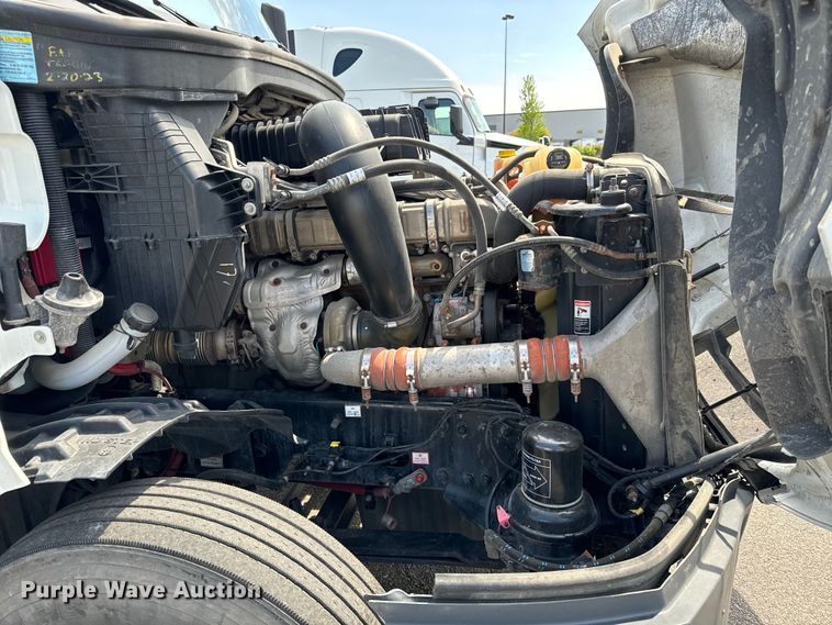 image for item NH9195 2018 Freightliner  Cascadia PT126SLP semi truck