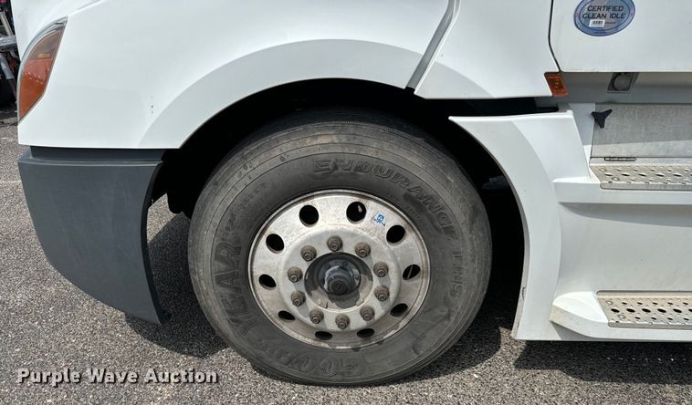 image for item NH9195 2018 Freightliner  Cascadia PT126SLP semi truck