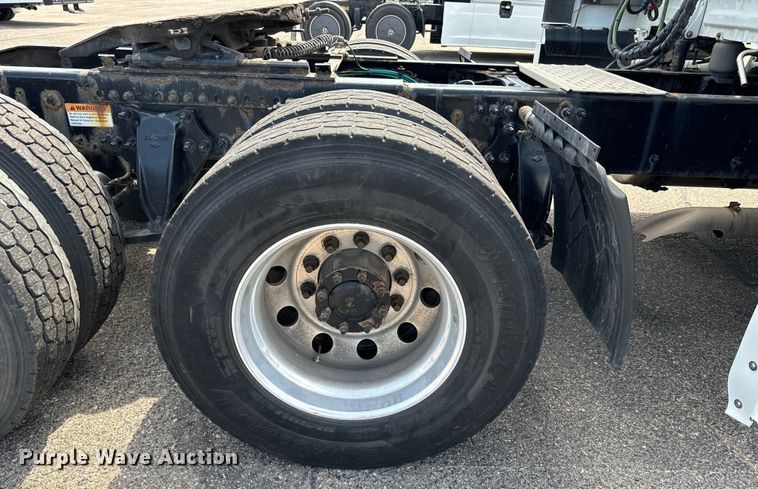 image for item NH9195 2018 Freightliner  Cascadia PT126SLP semi truck