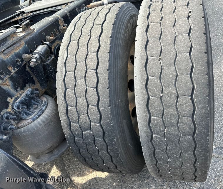 image for item NH9195 2018 Freightliner  Cascadia PT126SLP semi truck