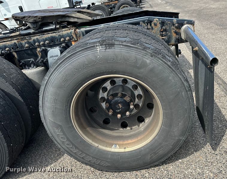 image for item NH9195 2018 Freightliner  Cascadia PT126SLP semi truck