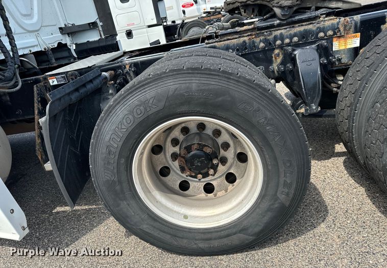 image for item NH9195 2018 Freightliner  Cascadia PT126SLP semi truck