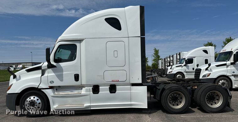 image for item NH9196 2018 Freightliner  Cascadia PT126SLP semi truck