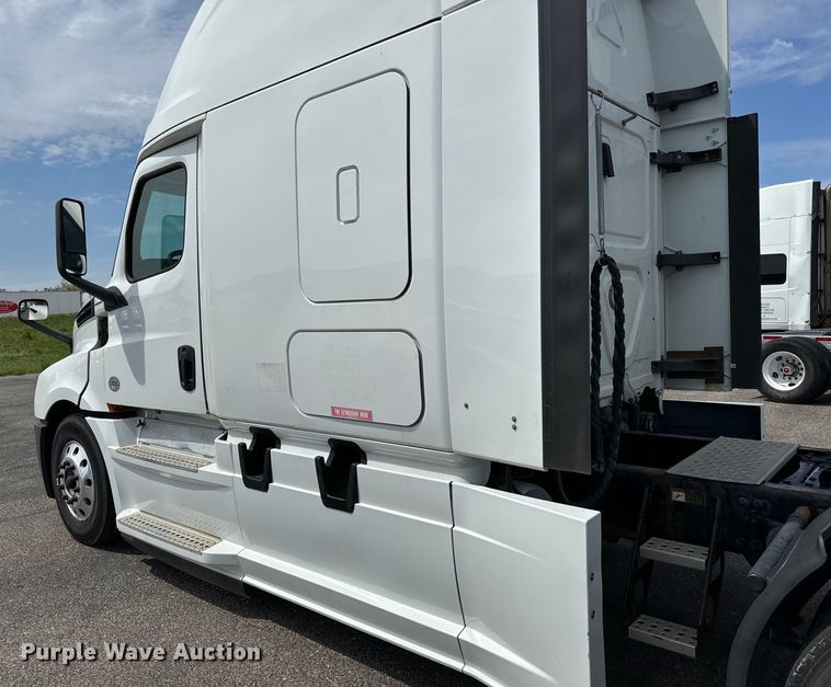 image for item NH9196 2018 Freightliner  Cascadia PT126SLP semi truck