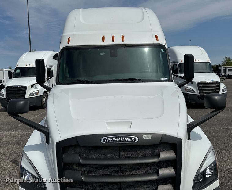image for item NH9196 2018 Freightliner  Cascadia PT126SLP semi truck
