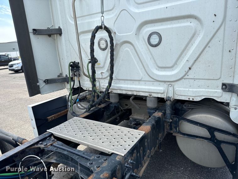 image for item NH9196 2018 Freightliner  Cascadia PT126SLP semi truck