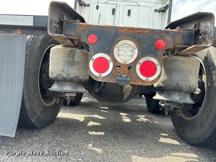 image for item NH9196 2018 Freightliner  Cascadia PT126SLP semi truck