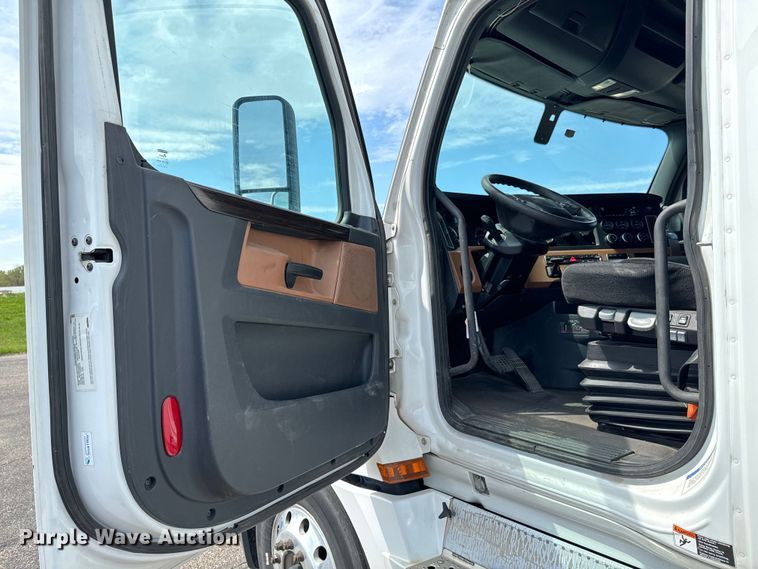 image for item NH9196 2018 Freightliner  Cascadia PT126SLP semi truck