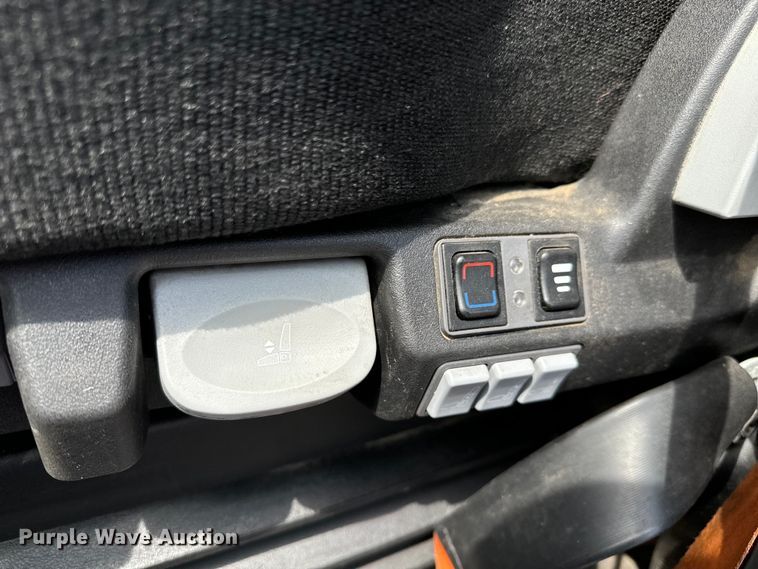 image for item NH9196 2018 Freightliner  Cascadia PT126SLP semi truck