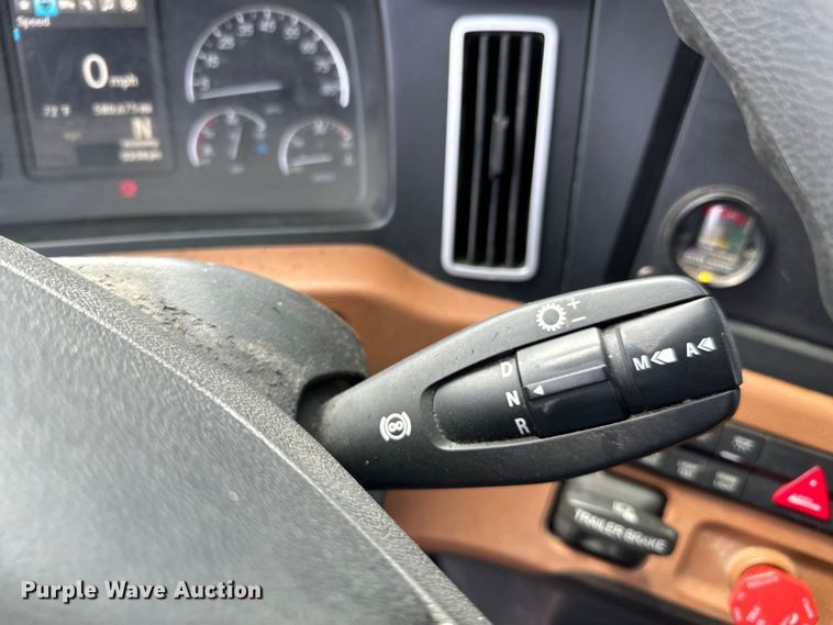 image for item NH9196 2018 Freightliner  Cascadia PT126SLP semi truck