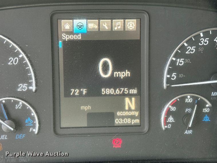 image for item NH9196 2018 Freightliner  Cascadia PT126SLP semi truck