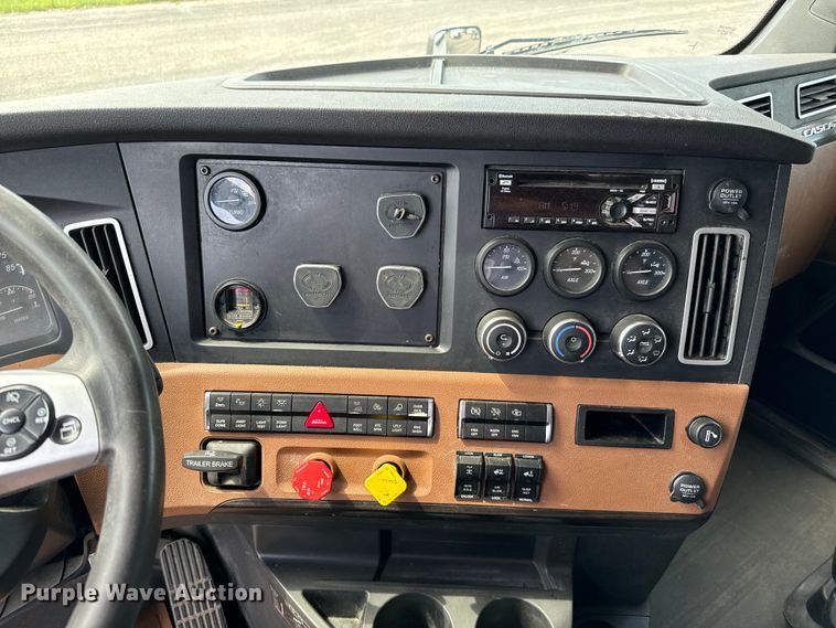 image for item NH9196 2018 Freightliner  Cascadia PT126SLP semi truck