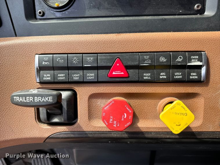 image for item NH9196 2018 Freightliner  Cascadia PT126SLP semi truck