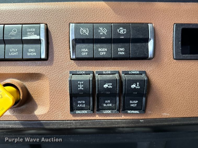 image for item NH9196 2018 Freightliner  Cascadia PT126SLP semi truck