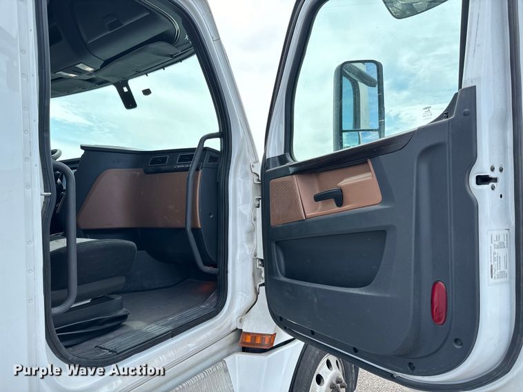 image for item NH9196 2018 Freightliner  Cascadia PT126SLP semi truck