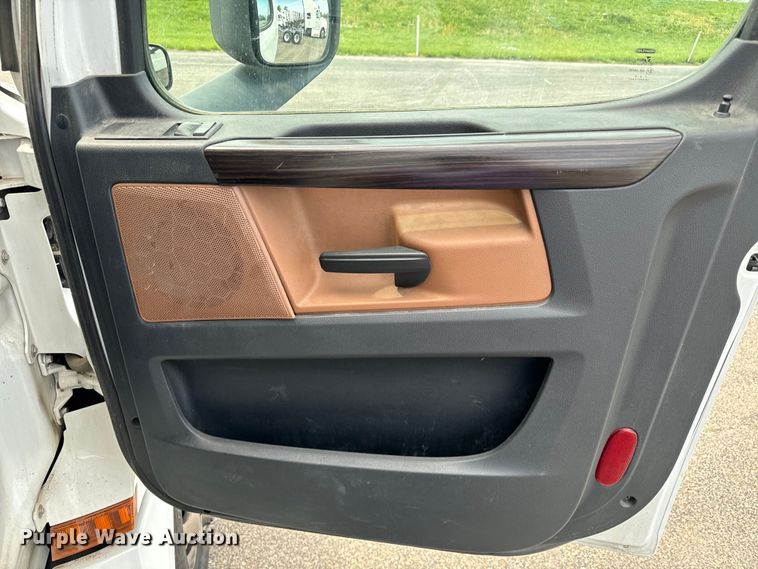 image for item NH9196 2018 Freightliner  Cascadia PT126SLP semi truck