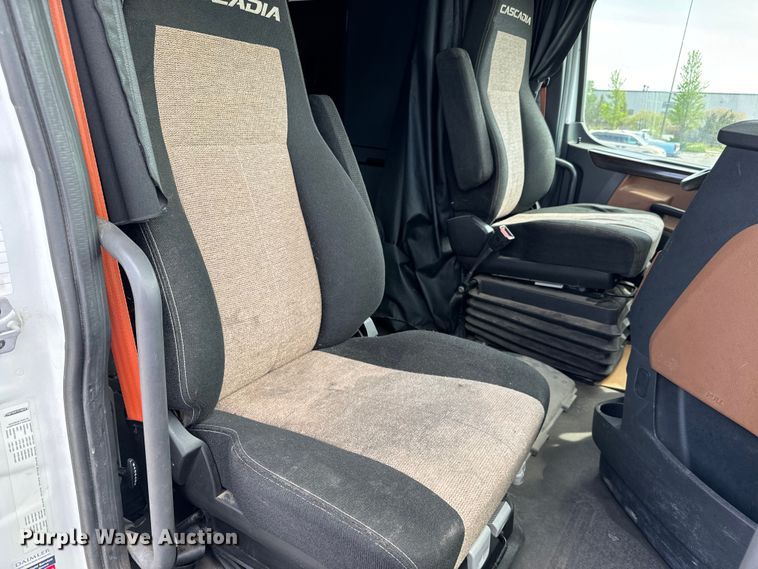 image for item NH9196 2018 Freightliner  Cascadia PT126SLP semi truck