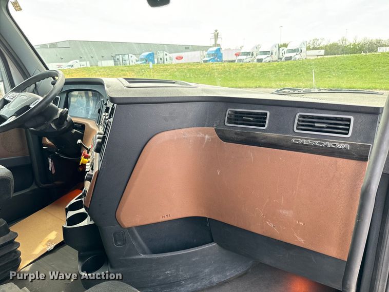 image for item NH9196 2018 Freightliner  Cascadia PT126SLP semi truck