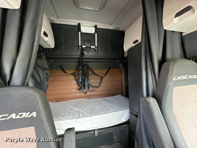 image for item NH9196 2018 Freightliner  Cascadia PT126SLP semi truck