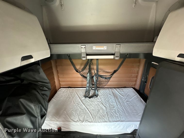 image for item NH9196 2018 Freightliner  Cascadia PT126SLP semi truck