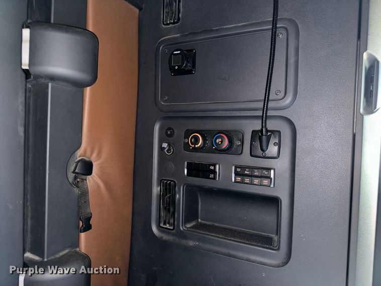 image for item NH9196 2018 Freightliner  Cascadia PT126SLP semi truck