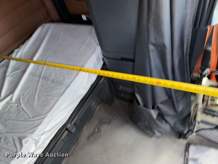 image for item NH9196 2018 Freightliner  Cascadia PT126SLP semi truck