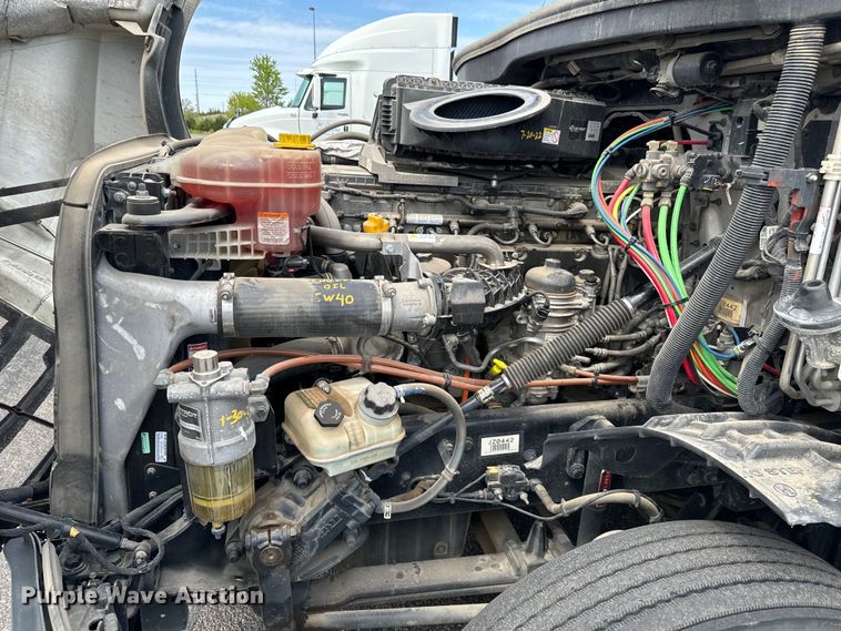 image for item NH9196 2018 Freightliner  Cascadia PT126SLP semi truck