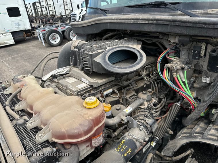 image for item NH9196 2018 Freightliner  Cascadia PT126SLP semi truck