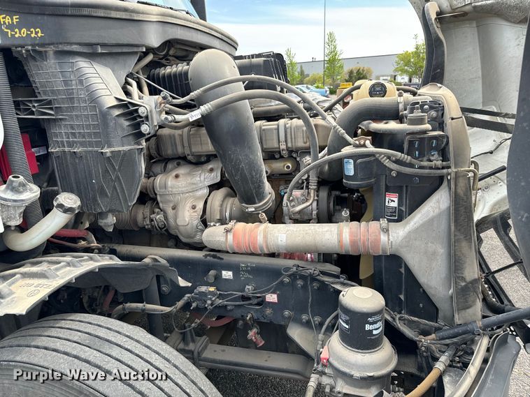 image for item NH9196 2018 Freightliner  Cascadia PT126SLP semi truck