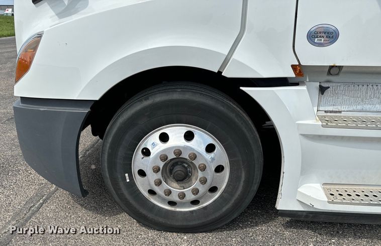 image for item NH9196 2018 Freightliner  Cascadia PT126SLP semi truck