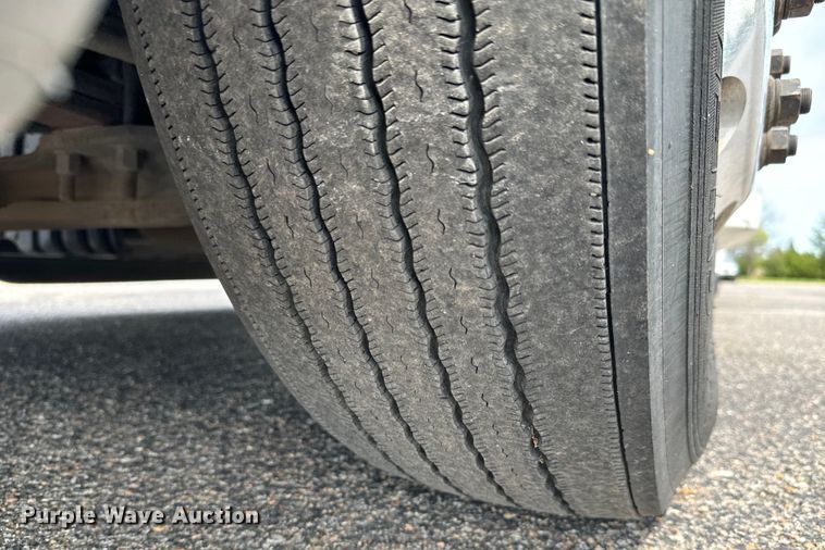 image for item NH9196 2018 Freightliner  Cascadia PT126SLP semi truck