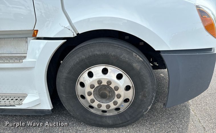 image for item NH9196 2018 Freightliner  Cascadia PT126SLP semi truck