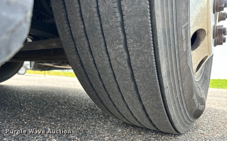 image for item NH9196 2018 Freightliner  Cascadia PT126SLP semi truck