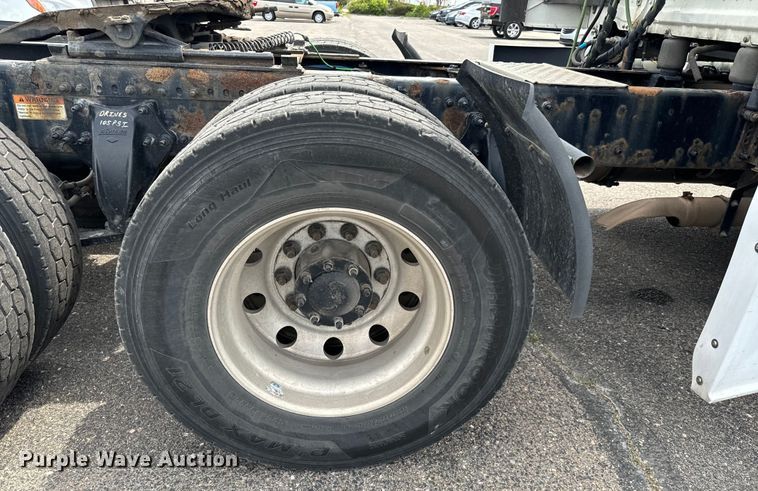 image for item NH9196 2018 Freightliner  Cascadia PT126SLP semi truck