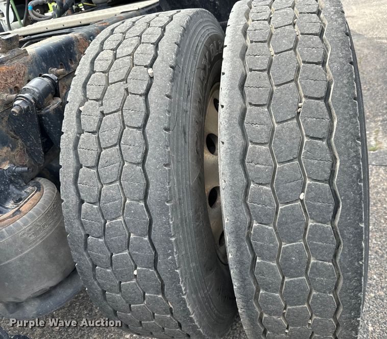 image for item NH9196 2018 Freightliner  Cascadia PT126SLP semi truck