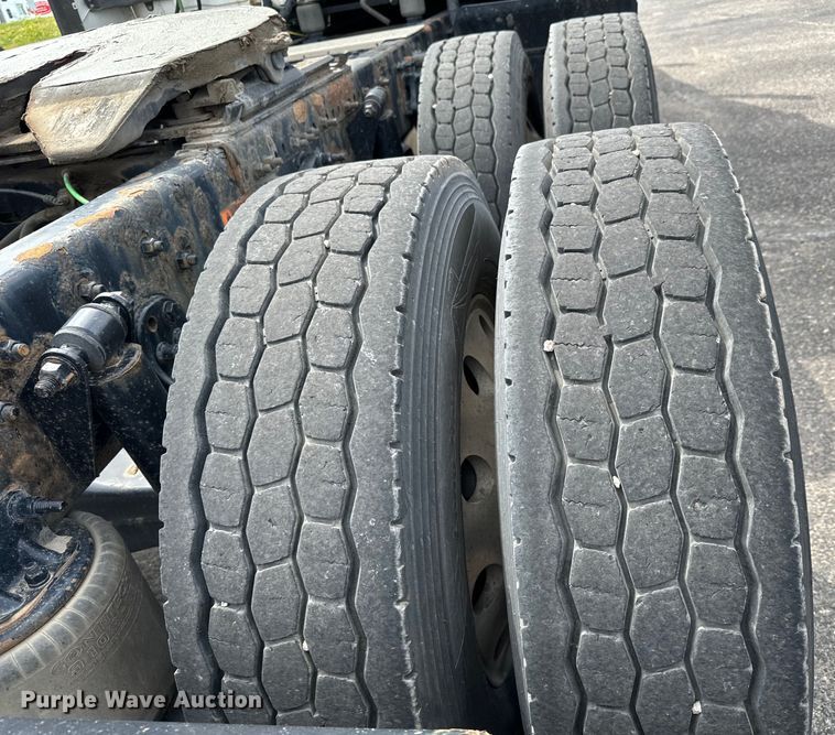 image for item NH9196 2018 Freightliner  Cascadia PT126SLP semi truck