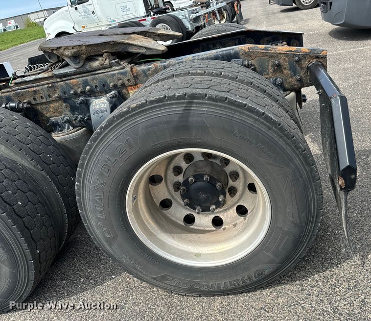 image for item NH9196 2018 Freightliner  Cascadia PT126SLP semi truck