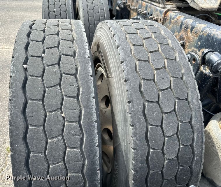 image for item NH9196 2018 Freightliner  Cascadia PT126SLP semi truck